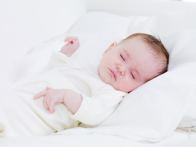Новорожденный ребенок в сладких снах