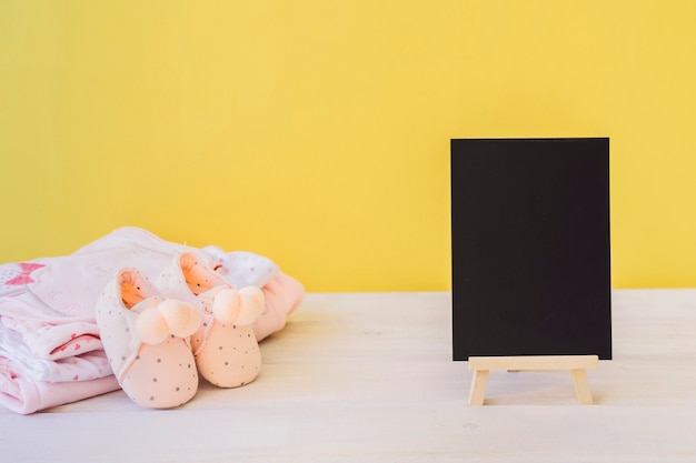 Foto gratuita concetto appena nato con bordo e vestiti per bambini