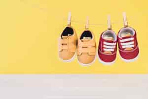 Foto gratuita concetto appena nato con due scarpe su clothesline