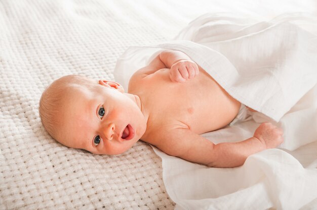 泣いている生まれたばかりの赤ちゃんの肖像画 不満の感情 疝痛 哺乳瓶 プレミアム写真