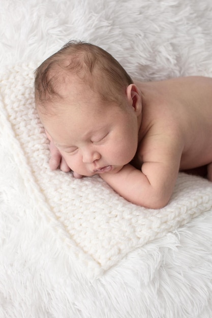 밝은 배경에서 자고 있는 신생아 실제 생활 방식