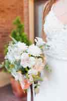 無料写真 白い花の花束を持って新婚花嫁