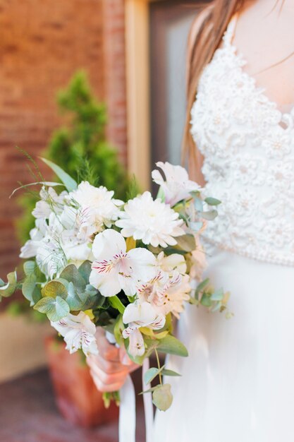 흰 꽃 꽃다발을 들고 신혼 신부