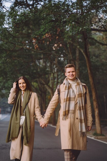 그들은 장가계 국가 삼림 공원을 걷고있는 동안 애정을 보여주는 손을 잡고 신혼 부부