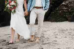 Foto gratuita sposi novelli che festeggiano il loro matrimonio in spiaggia