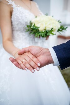 결혼식 날 신혼부부, 손을 잡고 있는 웨딩 커플, 신부 및 신랑