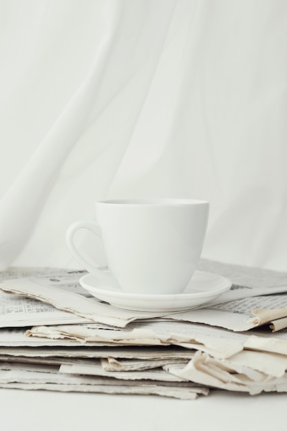 신문과 커피 컵