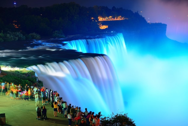 Foto gratuita cascate del niagara illuminate di notte da luci colorate