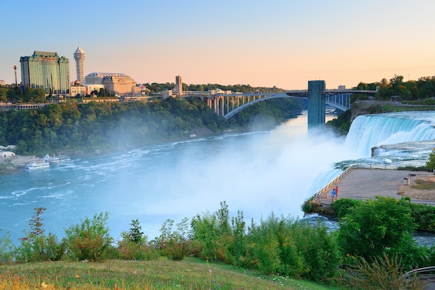 Free photo niagara falls sunrise