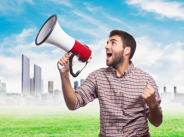 मुफ़्त फोटो nice brunet screaming in the megaphone