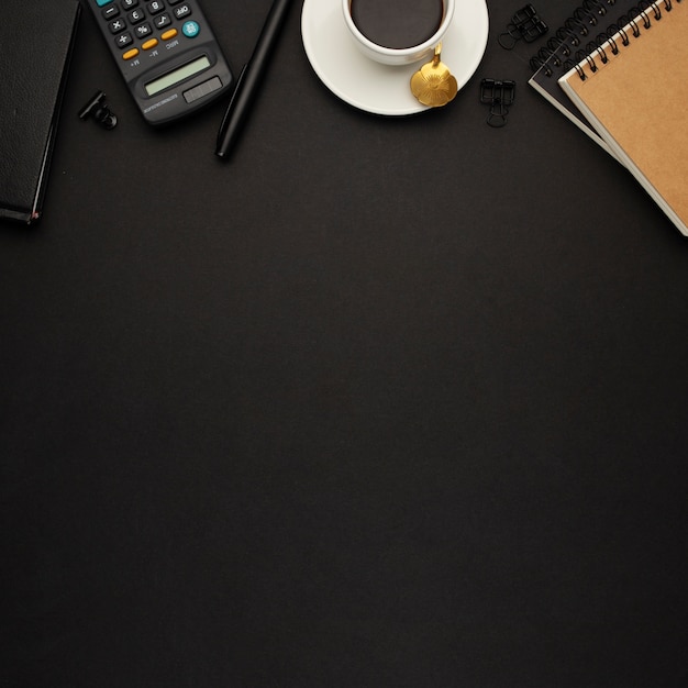 Foto gratuita bella scrivania da lavoro su sfondo nero
