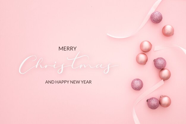 Хороший новогодний фон с шарами на розовом фоне