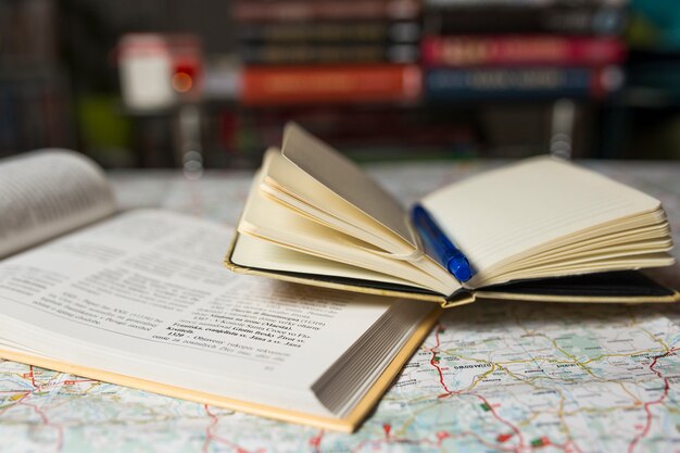 地図上の素敵なガイドブックとノート