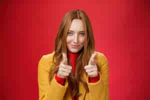 Free photo nice job it was awesome. portrait of sassy and cheeky good-looking redhead female with freckles and blue eyes smiling sensually with satisfied grin showing thumbs up in approval and like gesture.