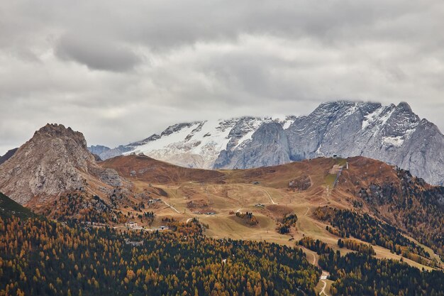 Красивый панорамный вид на итальянские Доломиты