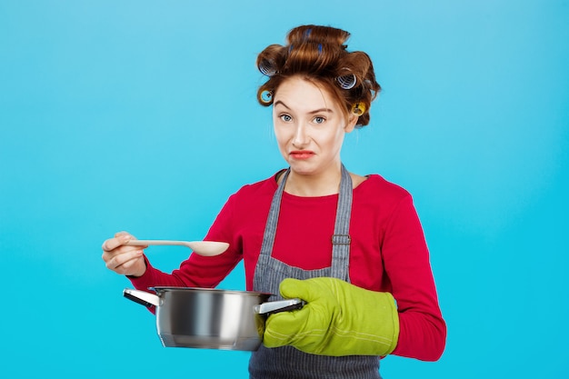 Foto gratuita la bella donna non ama l'odore del pasto fatto in casa per cena