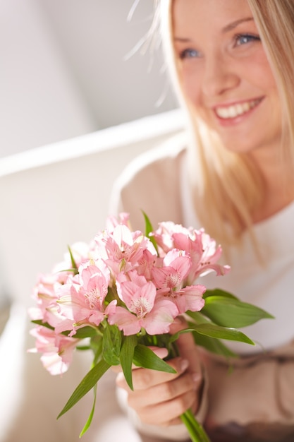 花と素敵な女性