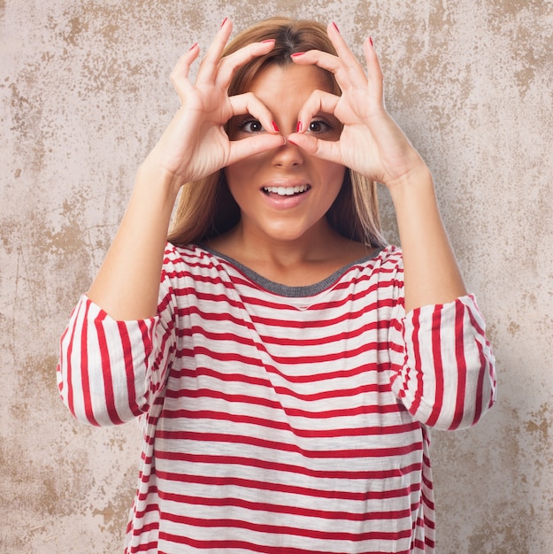 Foto gratuita bella donna con il binocolo a mano