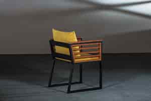 Бесплатное фото Красивое деревянное кресло с удобными подушками