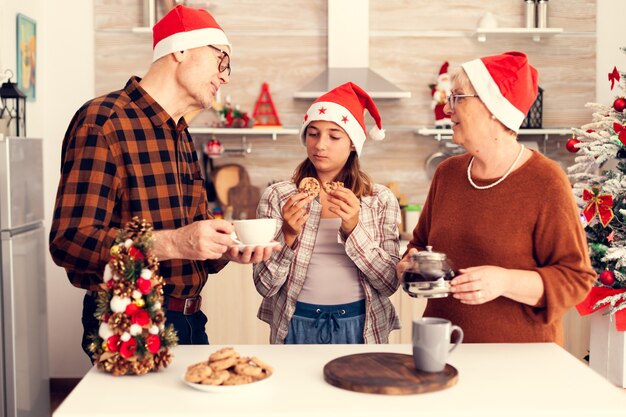 クリスマスを祝う祖父母との時間を楽しんでいる姪