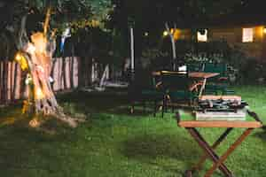 Foto gratuita barbecue di notte nel giardino