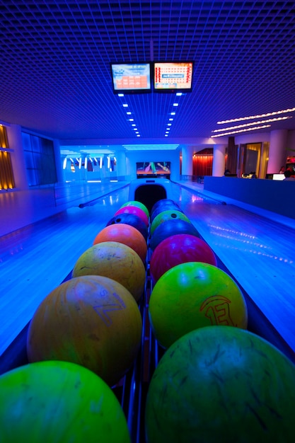 Foto gratuita notte citylife palla da bowling stile di vita viola