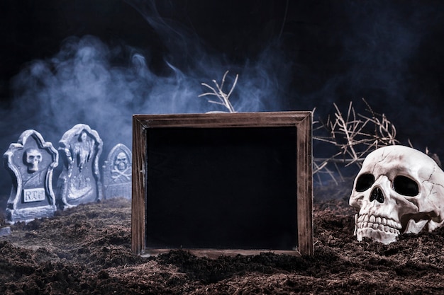 Ночное кладбище с черепом и черным знаком