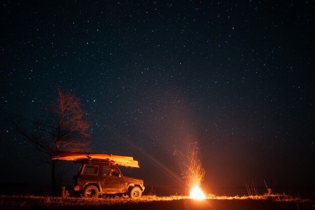 밝은 캠프 파이어와 자동차 밤 풍경