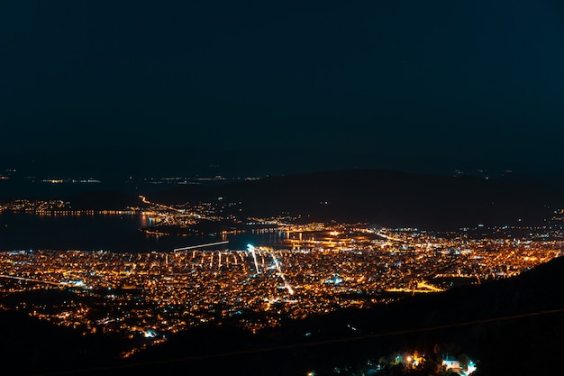 Ночные огни города с высоты птичьего полета. Makrinitsa