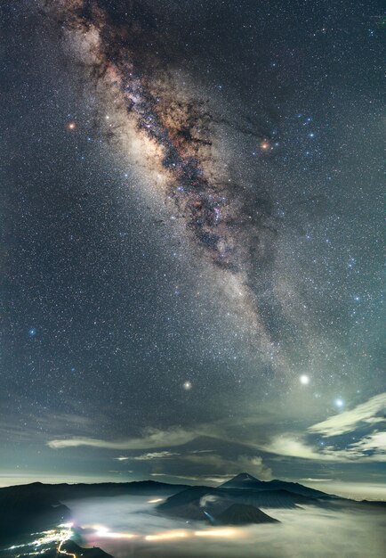 Ночной горный пейзаж и галактика Млечный путь