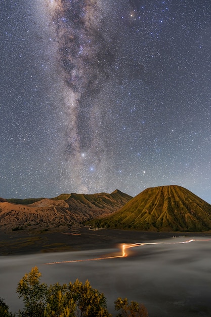 Paesaggio notturno di montagna e galassia della via lattea