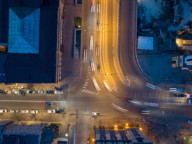 夜景ウクライナキエフ市のドローンによる車両移動空中写真と交差点交差点