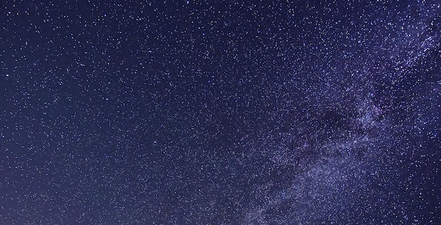 Ночное небо с множеством сияющих звезд Premium Фотографии