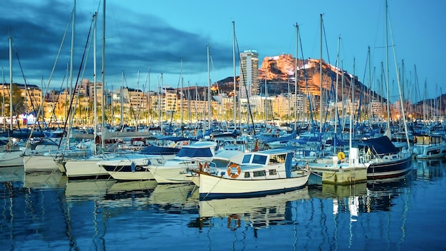 Foto gratuita vista notturna delle barche nel porto di alicante