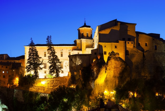 Vista notturna delle case medievali su rocce