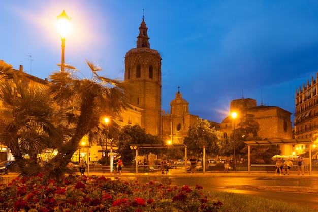 Foto gratuita vista notturna della torre e della cattedrale di micalet. valencia, spagna