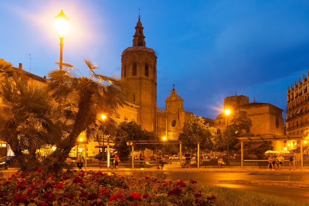 미 칼레 탑과 대성당의 야경입니다. 발렌시아, 스페인