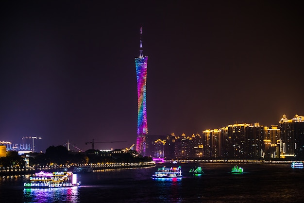 Ночной вид на телевизионную башню в Гуанджоу