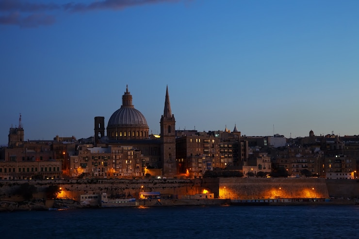 Free Photo night view of valletta