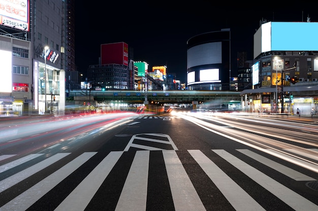 ナイトライフの街の光の輝き