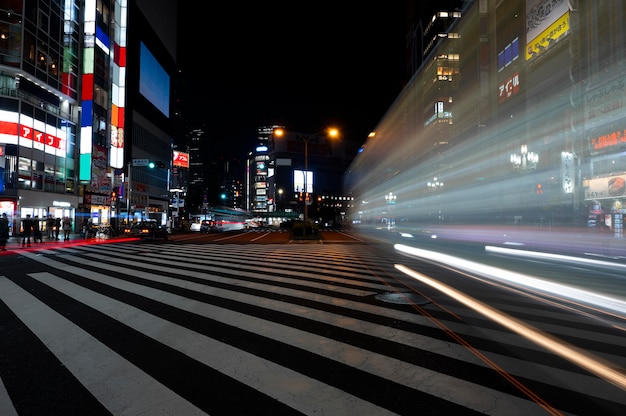 Foto gratuita la vita notturna della città brilla di luce