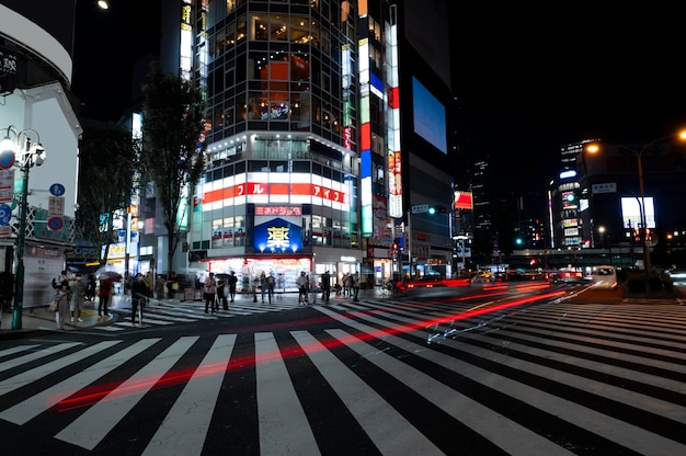 Foto gratuita la vita notturna della città brilla di luce