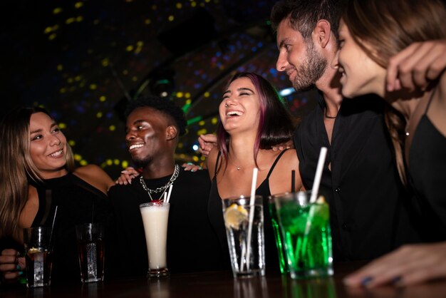 Люди ночной жизни веселятся в барах и клубах