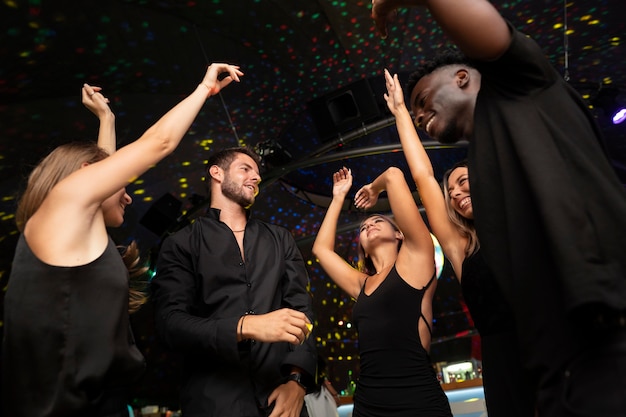 Бесплатное фото Люди ночной жизни веселятся в барах и клубах