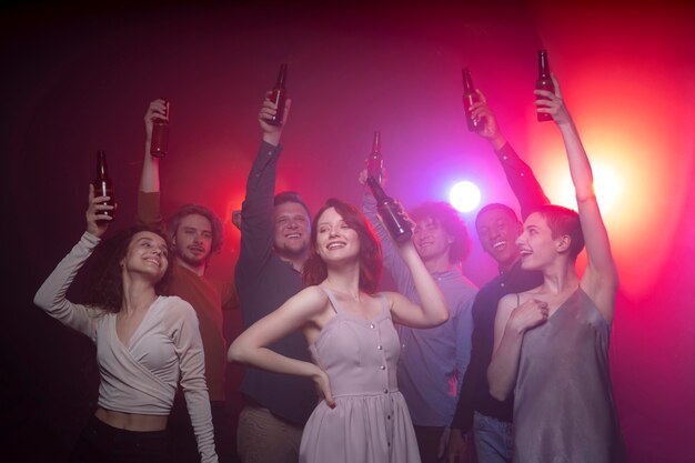 クラブで踊る人々とのナイトライフ