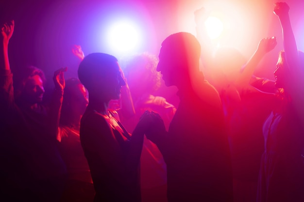 클럽에서 춤추는 사람들과 밤문화
