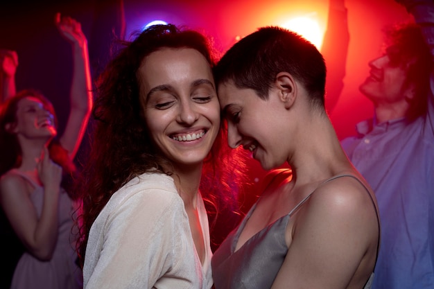 Бесплатное фото Ночная жизнь с людьми, танцующими в клубе