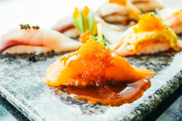 Foto gratuita sushi di nigiri