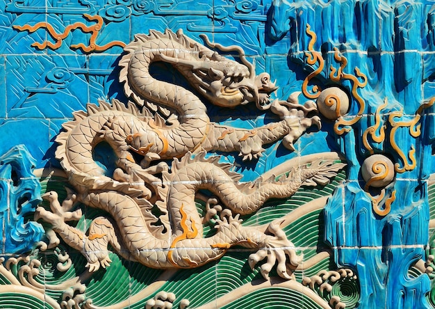 Бесплатное фото Стена девяти драконов в парке бэйхай в пекине