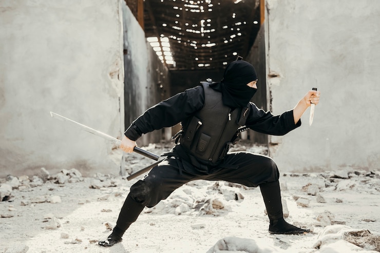 無料Photo 悲しみを抱えた黒い衣装でトリックを見せている忍者戦士